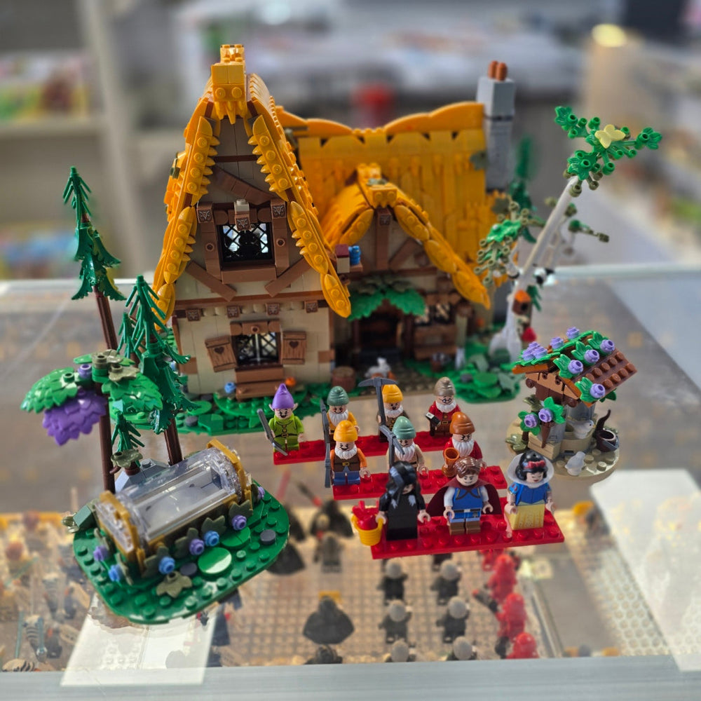 43242 Snow White and the Seven Dwarfs' Cottage (Retired) (Previously Owned)