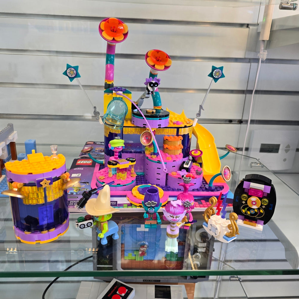 41258 Vibe City Concert (Retired) (Previously Owned)