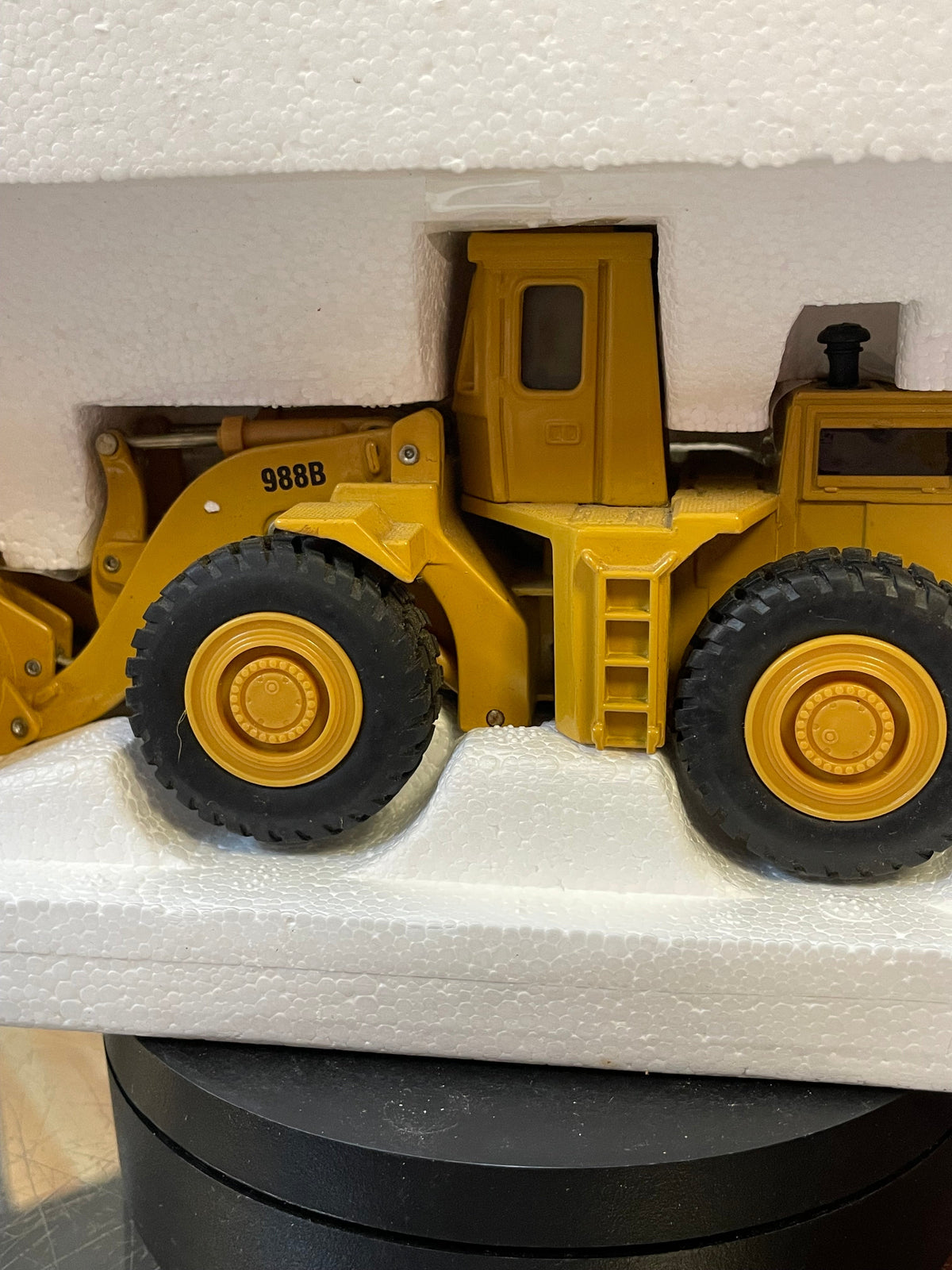 Caterpillar 988B Wheel Loader 1/50 Scale ( Vintage ERTL, CAT) product image 8, provided for visual reference and product