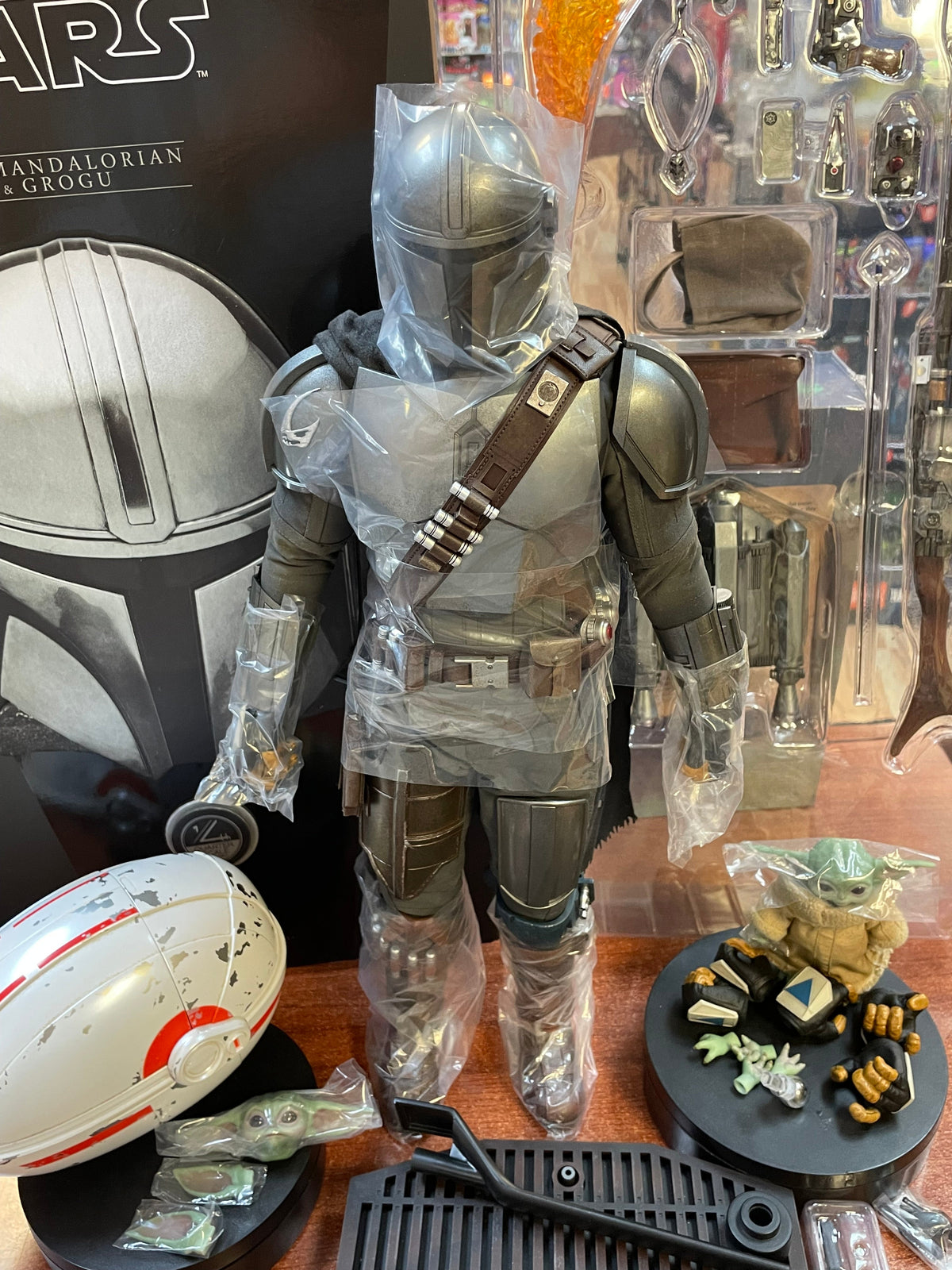 The Mandalorian & Grogu 1/4th Quarter Scale (Star Wars, Hot Toys) COMPLETE product image 2, provided for visual reference
