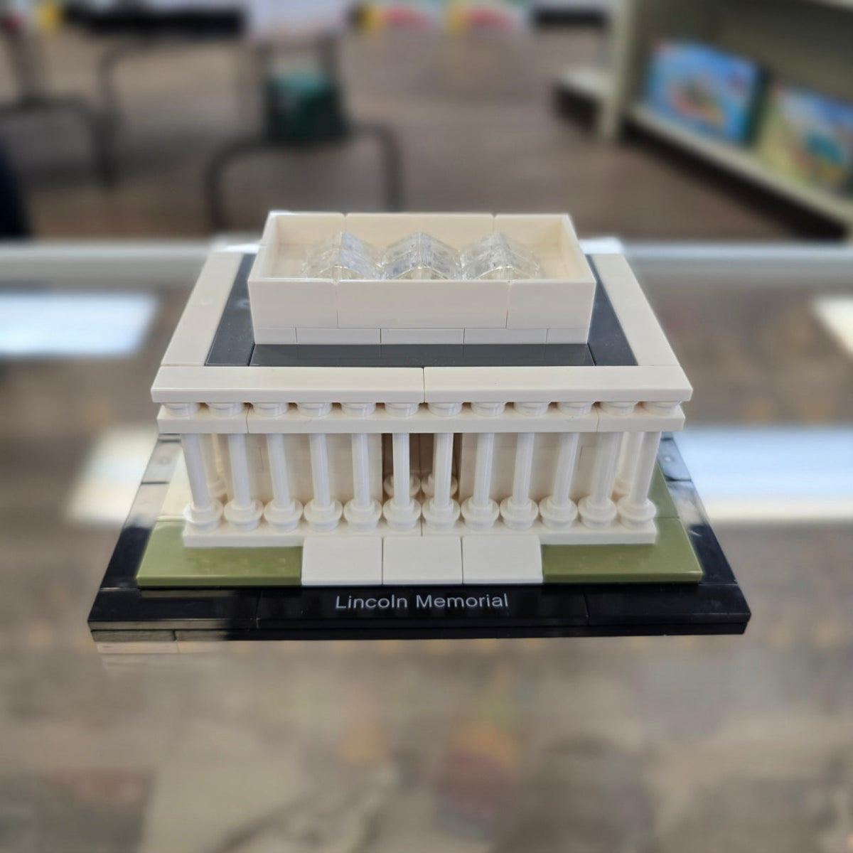 21022 Lincoln Memorial (Retired) (Previously Owned) product image 1, provided for visual reference and product detail review