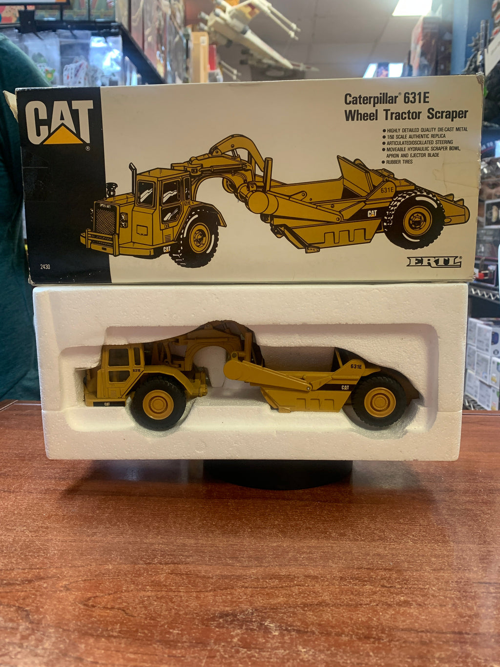 Caterpillar 631E Wheel Tractor Scraper 1/50 Scale ( Vintage ERTL, CAT) product image 1, provided for visual reference and