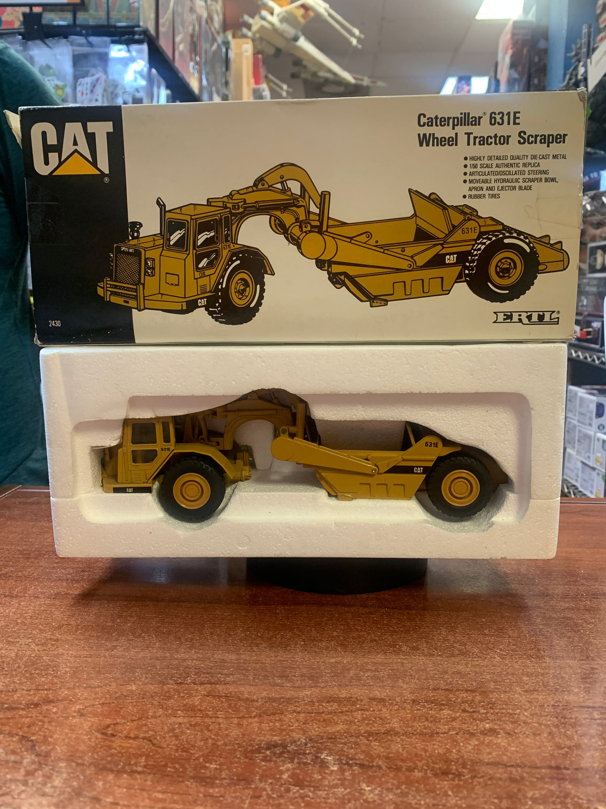 Caterpillar 631E Wheel Tractor Scraper 1/50 Scale ( Vintage ERTL, CAT) product image 1, provided for visual reference and