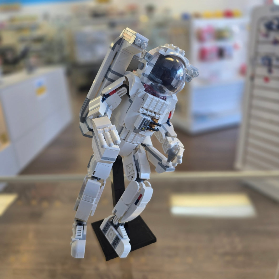 31152 Space Astronaut (Previously Owned) product image 1, provided for visual reference and product detail review