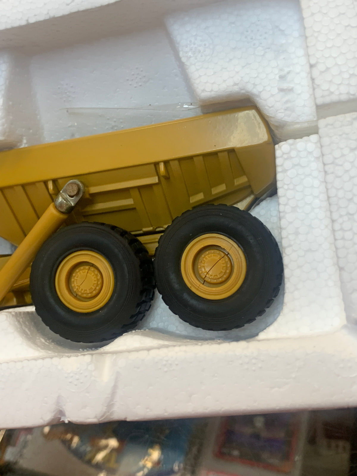 Caterpillar D350D Articulated Dump Truck 1/50 Scale ( Vintage ERTL, CAT) product image 19, provided for visual reference and