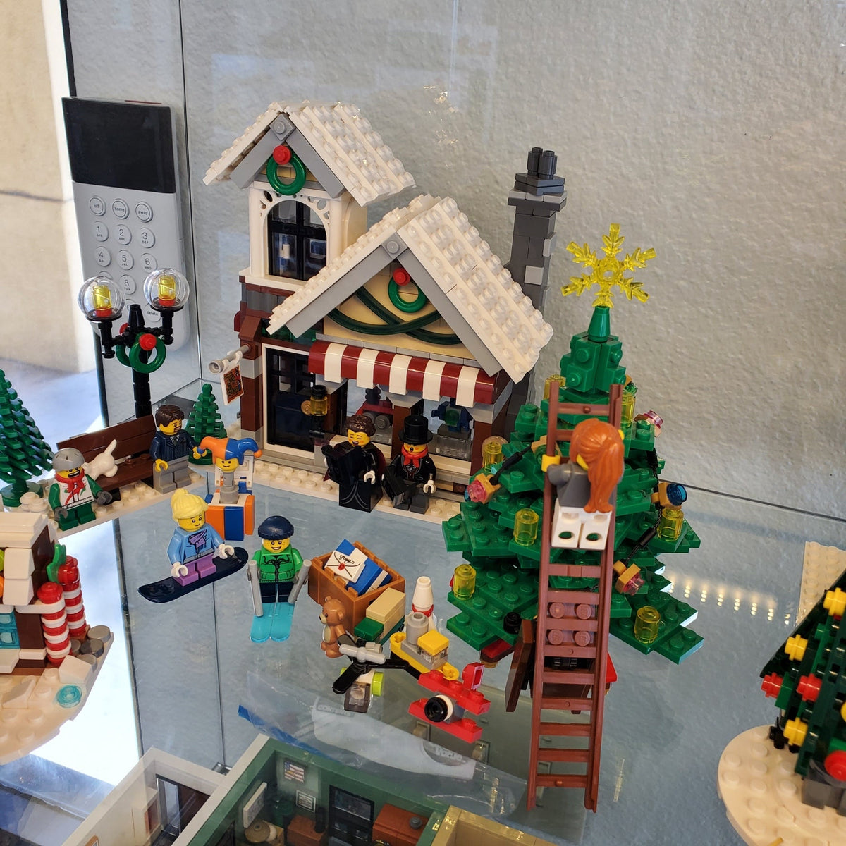 10229 LEGO Winter Village Cottage (Retired) (Previously Owned) product image 1, provided for visual reference and product