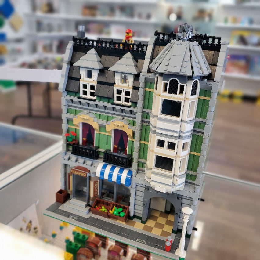 10185 LEGO Creator Green Grocer (Retired) (Previously Owned) product image 1, provided for visual reference and product