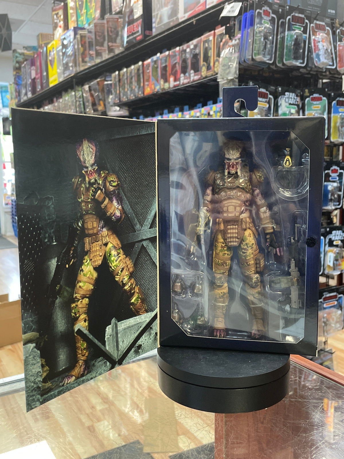 Ultimate Emissary Predator (Predator, NECA) SEALED product image 1, provided for visual reference and product detail review