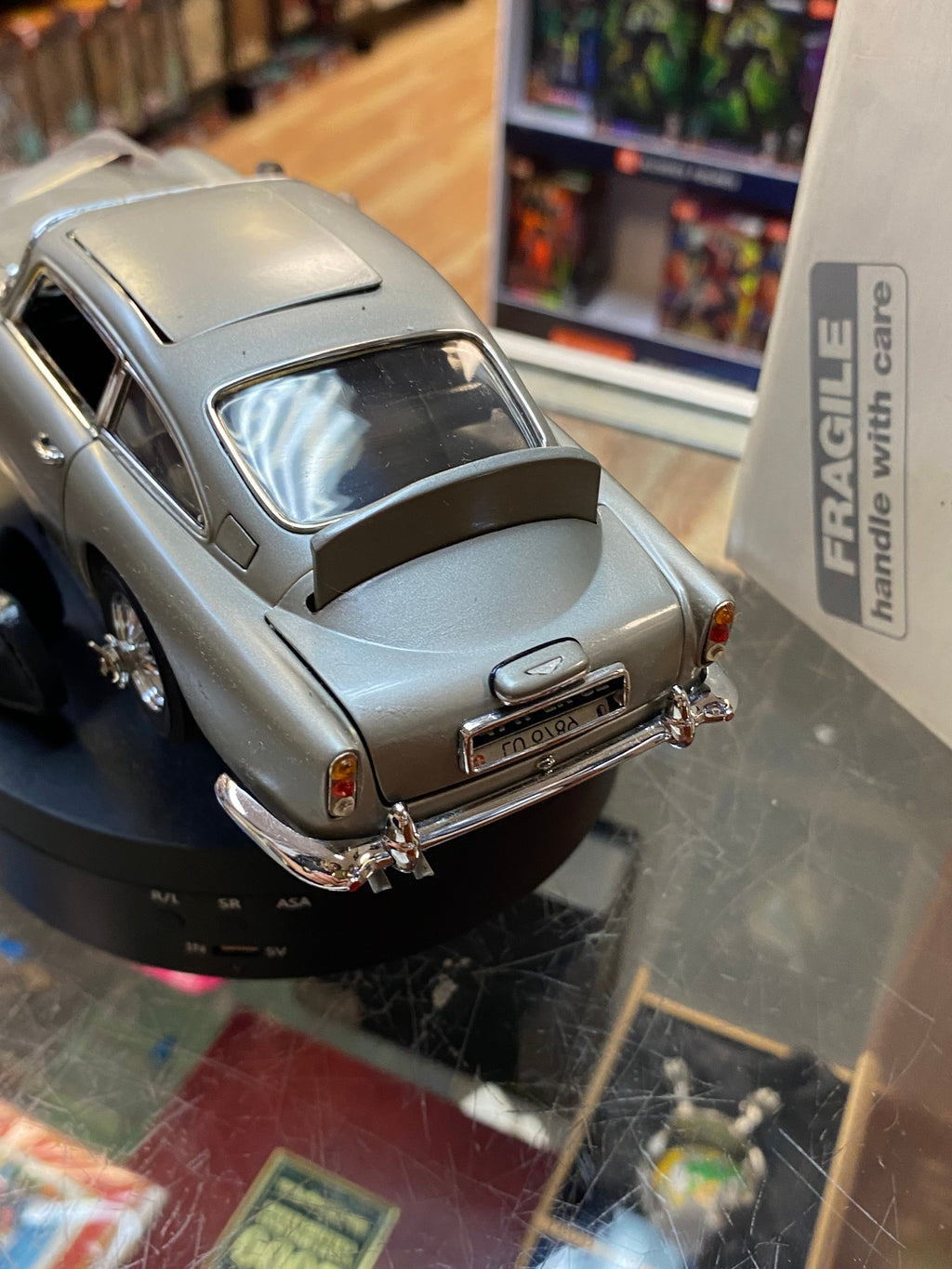 James Bond 007 Aston Martin DB5 1/24 Scale (Danbury Mint, Diecast) product image 17, provided for visual reference and