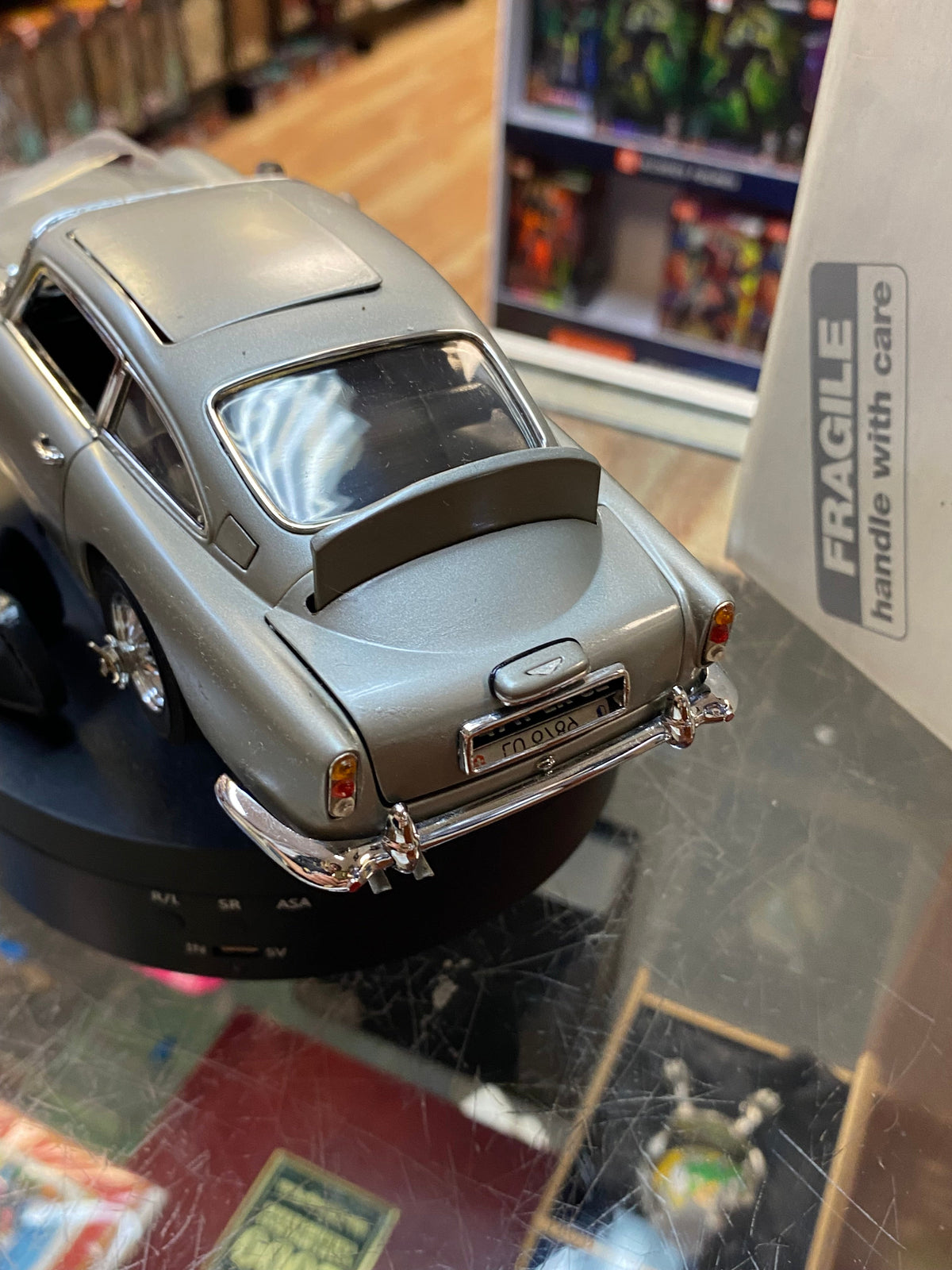 James Bond 007 Aston Martin DB5 1/24 Scale (Danbury Mint, Diecast) product image 17, provided for visual reference and