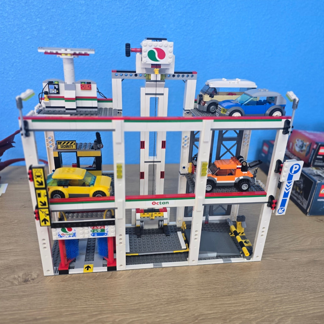 4207 LEGO City Garage (Retired) (Previously Owned) product image 1, provided for visual reference and product detail review