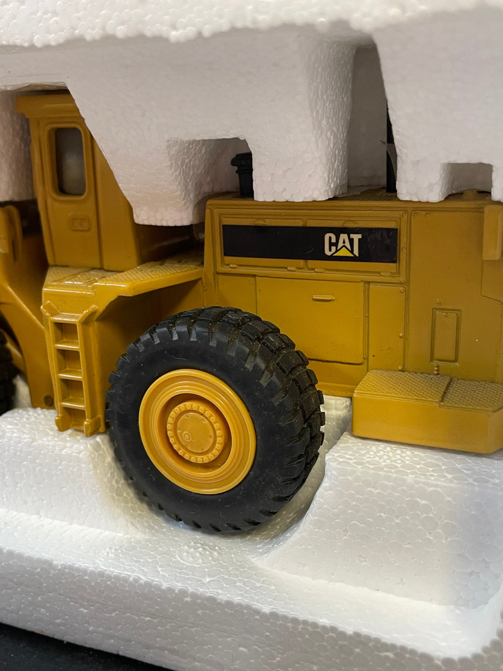 Caterpillar 988B Wheel Loader 1/50 Scale ( Vintage ERTL, CAT) product image 7, provided for visual reference and product