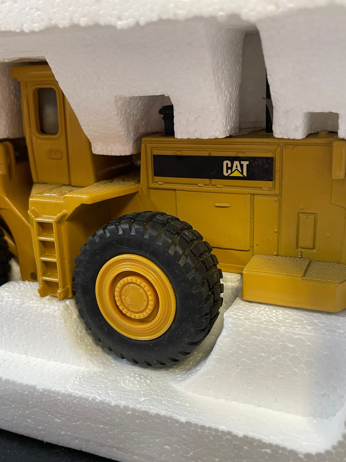 Caterpillar 988B Wheel Loader 1/50 Scale ( Vintage ERTL, CAT) product image 7, provided for visual reference and product