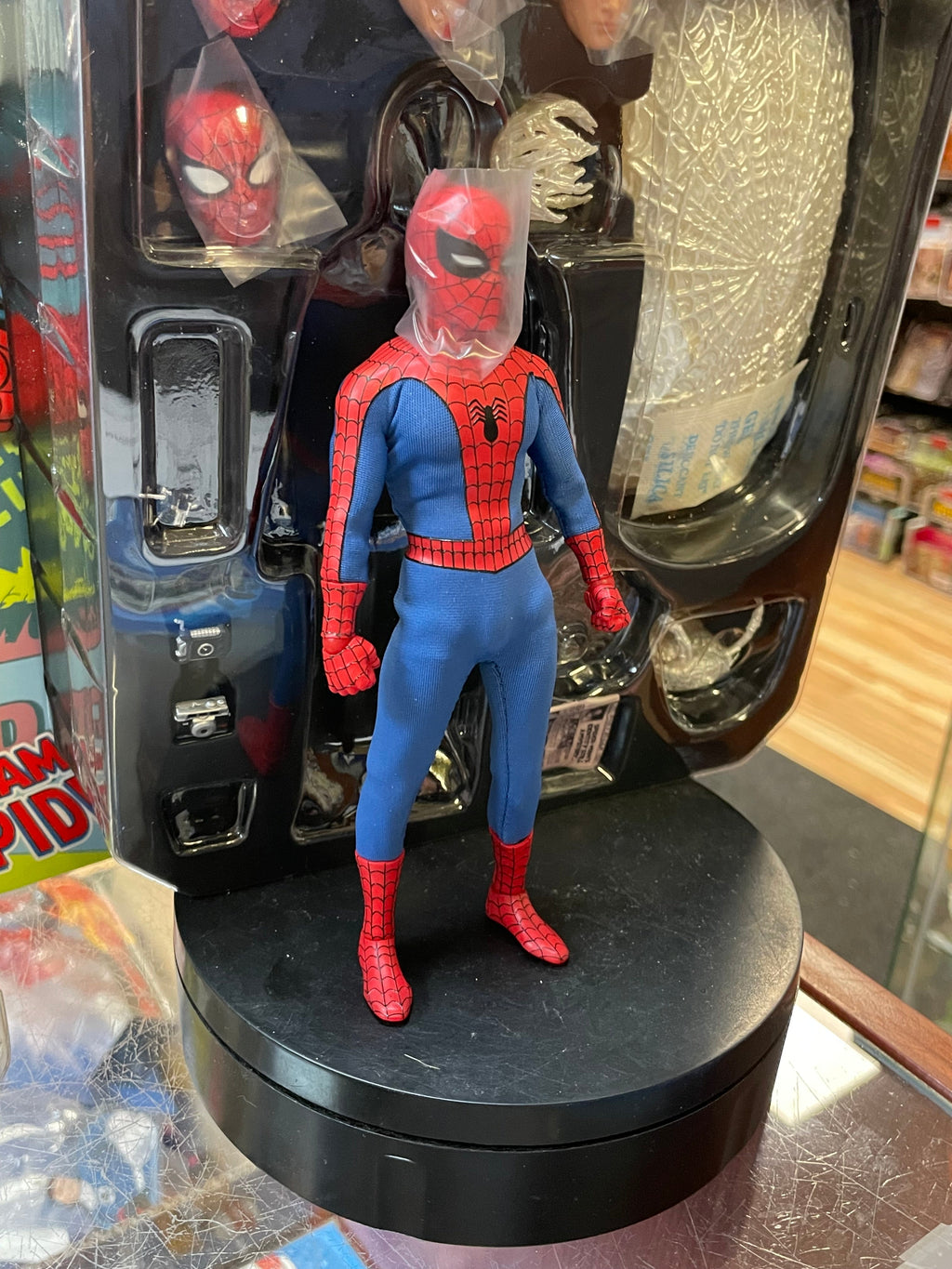 Amazing Spider-Man (Mezco One:12, Marvel) **COMPLETE** product image 3, provided for visual reference and product detail