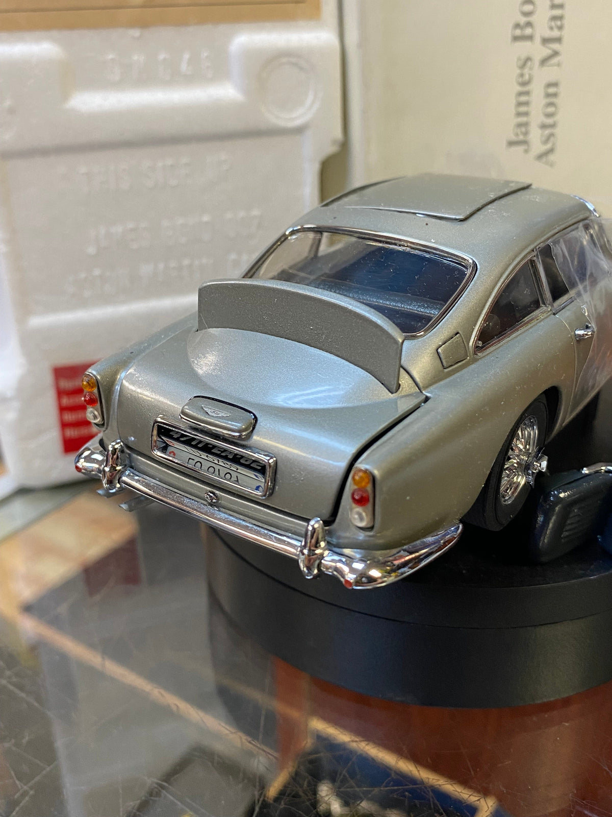 James Bond 007 Aston Martin DB5 1/24 Scale (Danbury Mint, Diecast) product image 14, provided for visual reference and