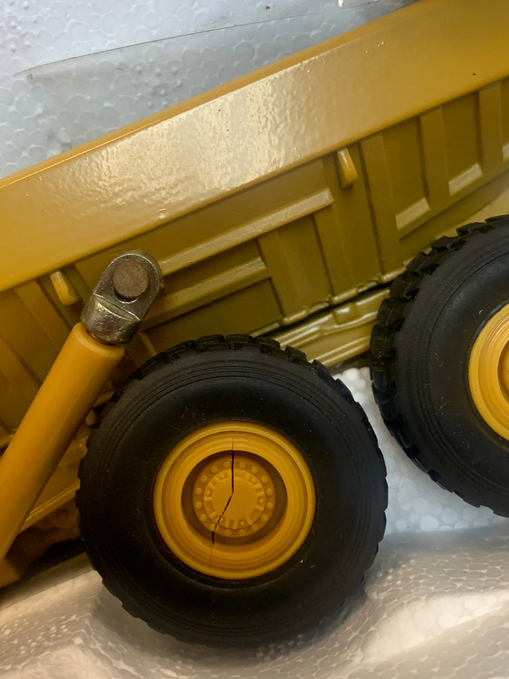 Caterpillar D350D Articulated Dump Truck 1/50 Scale ( Vintage ERTL, CAT) product image 15, provided for visual reference and