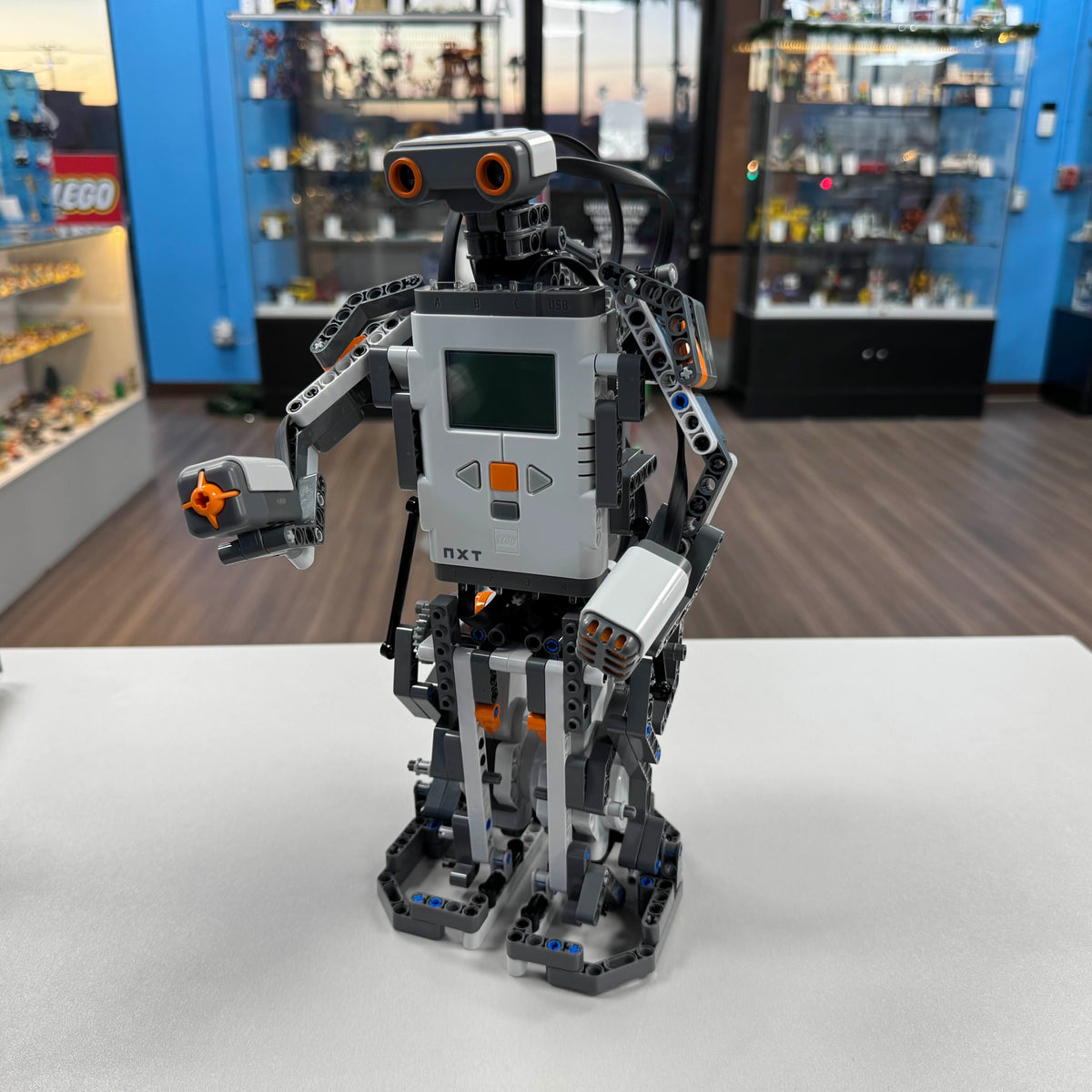 8527 Mindstorms NXT (Retired) (Previously Owned) product image 1, provided for visual reference and product detail review