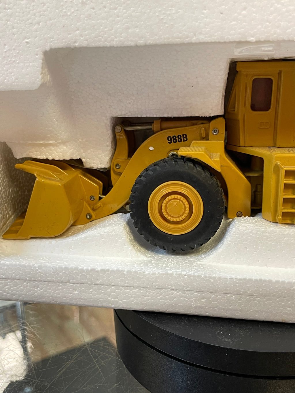 Caterpillar 988B Wheel Loader 1/50 Scale ( Vintage ERTL, CAT) product image 4, provided for visual reference and product