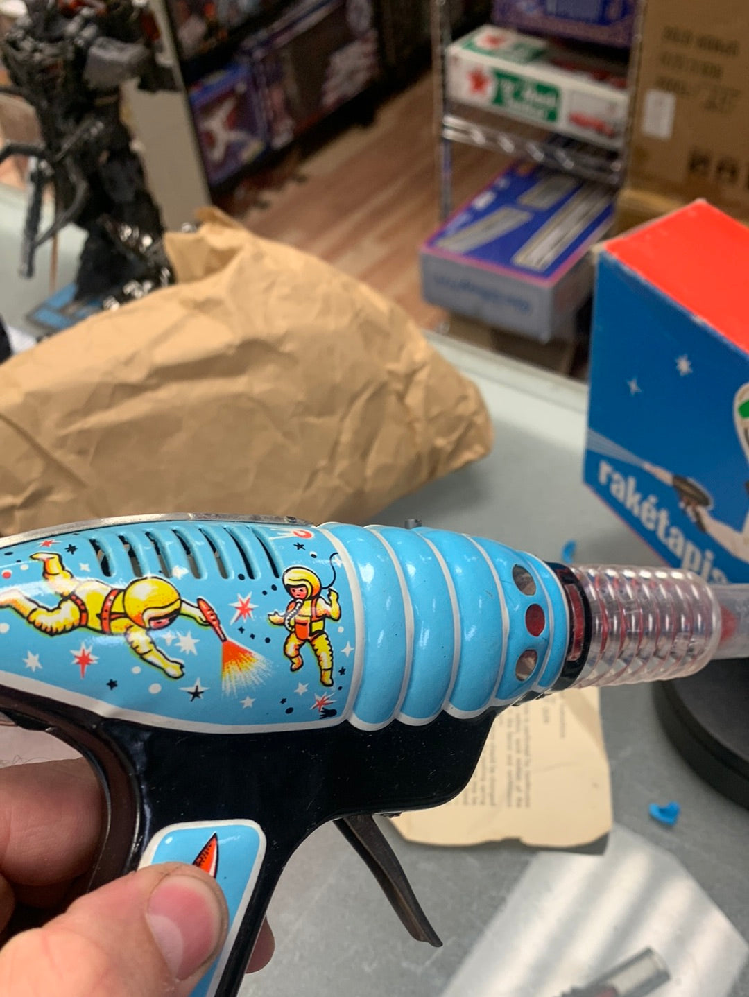 Ray Gun Space Pistol (Vintage Raketapisztoly, Tin Toy Litho) product image 8, provided for visual reference and product