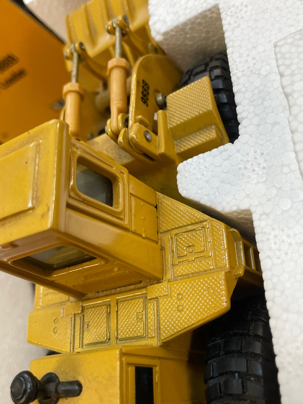 Caterpillar 988B Wheel Loader 1/50 Scale ( Vintage ERTL, CAT) product image 12, provided for visual reference and product