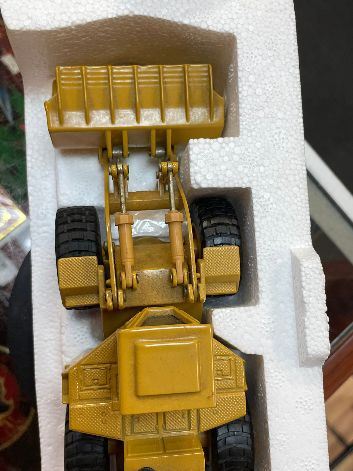 Caterpillar 988B Wheel Loader 1/50 Scale ( Vintage ERTL, CAT) product image 10, provided for visual reference and product