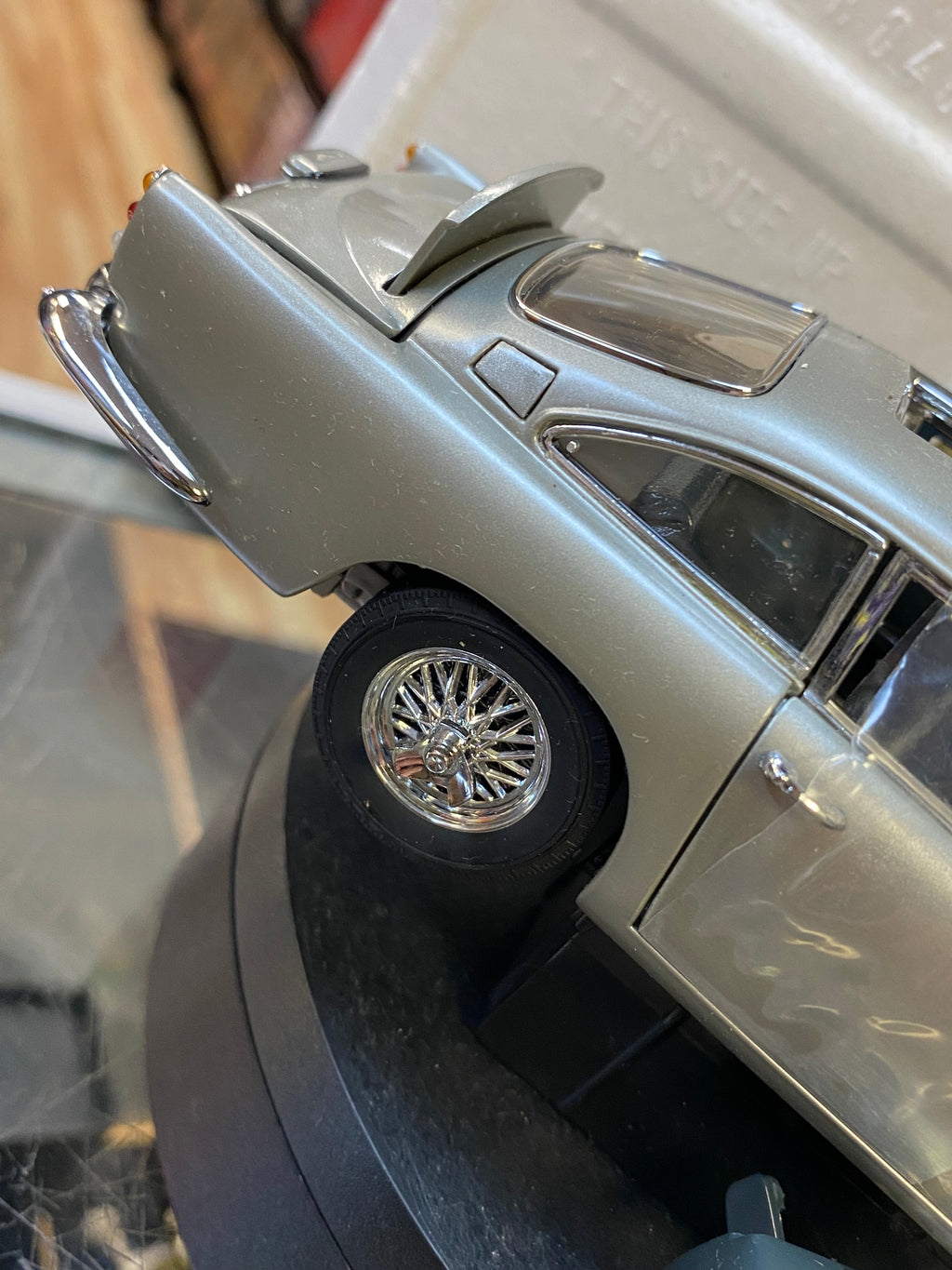 James Bond 007 Aston Martin DB5 1/24 Scale (Danbury Mint, Diecast) product image 12, provided for visual reference and