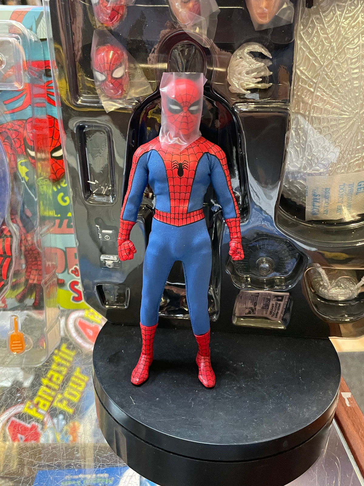 Amazing Spider-Man (Mezco One:12, Marvel) **COMPLETE** product image 2, provided for visual reference and product detail