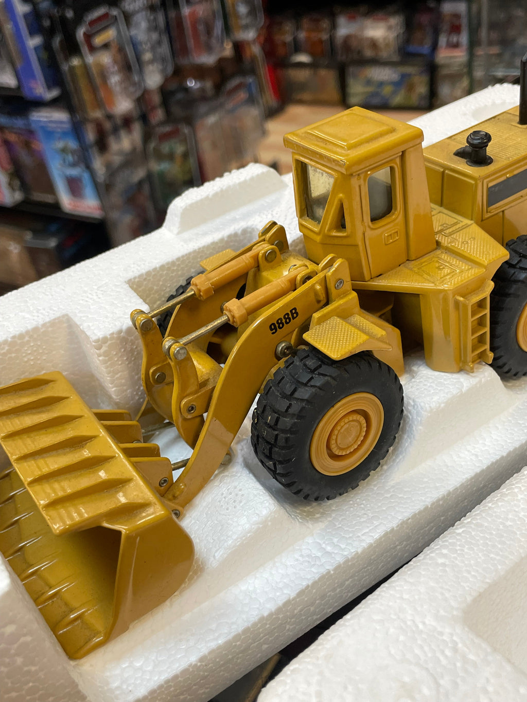 Caterpillar 988B Wheel Loader 1/50 Scale ( Vintage ERTL, CAT) product image 13, provided for visual reference and product
