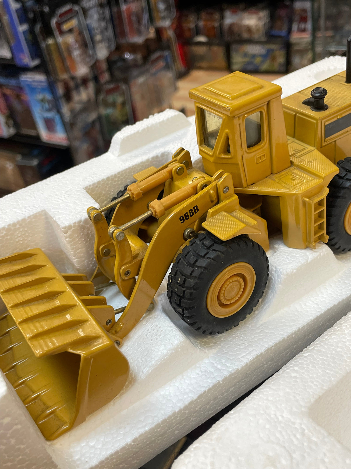 Caterpillar 988B Wheel Loader 1/50 Scale ( Vintage ERTL, CAT) product image 13, provided for visual reference and product