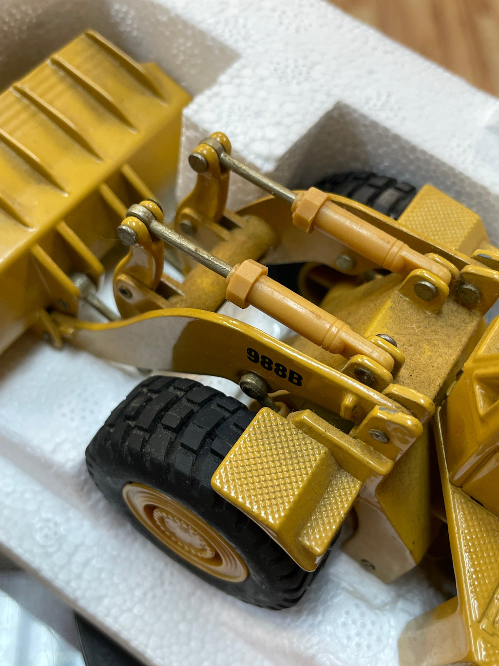 Caterpillar 988B Wheel Loader 1/50 Scale ( Vintage ERTL, CAT) product image 11, provided for visual reference and product