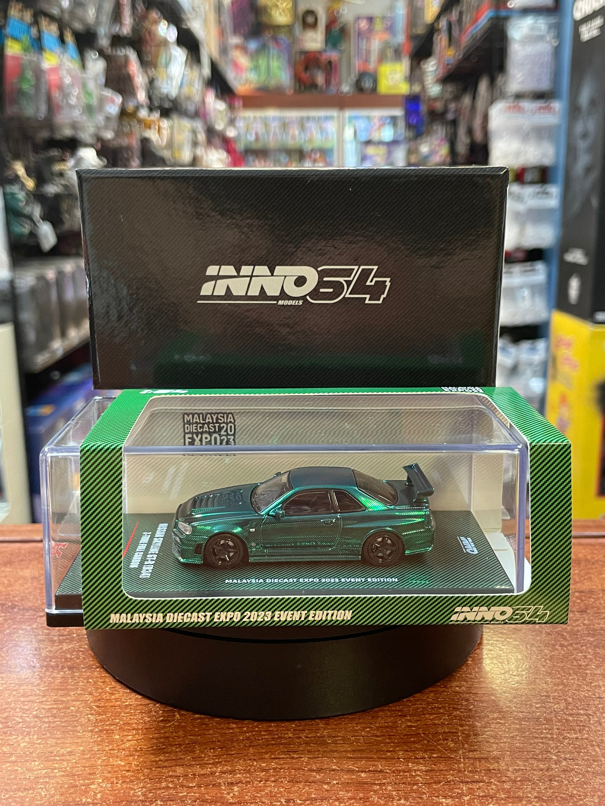 Nissan Skyline GT-R R34 Full Carbon Green (Inno64, Diecast ) **EXCLUSIVE** product image 1, provided for visual reference