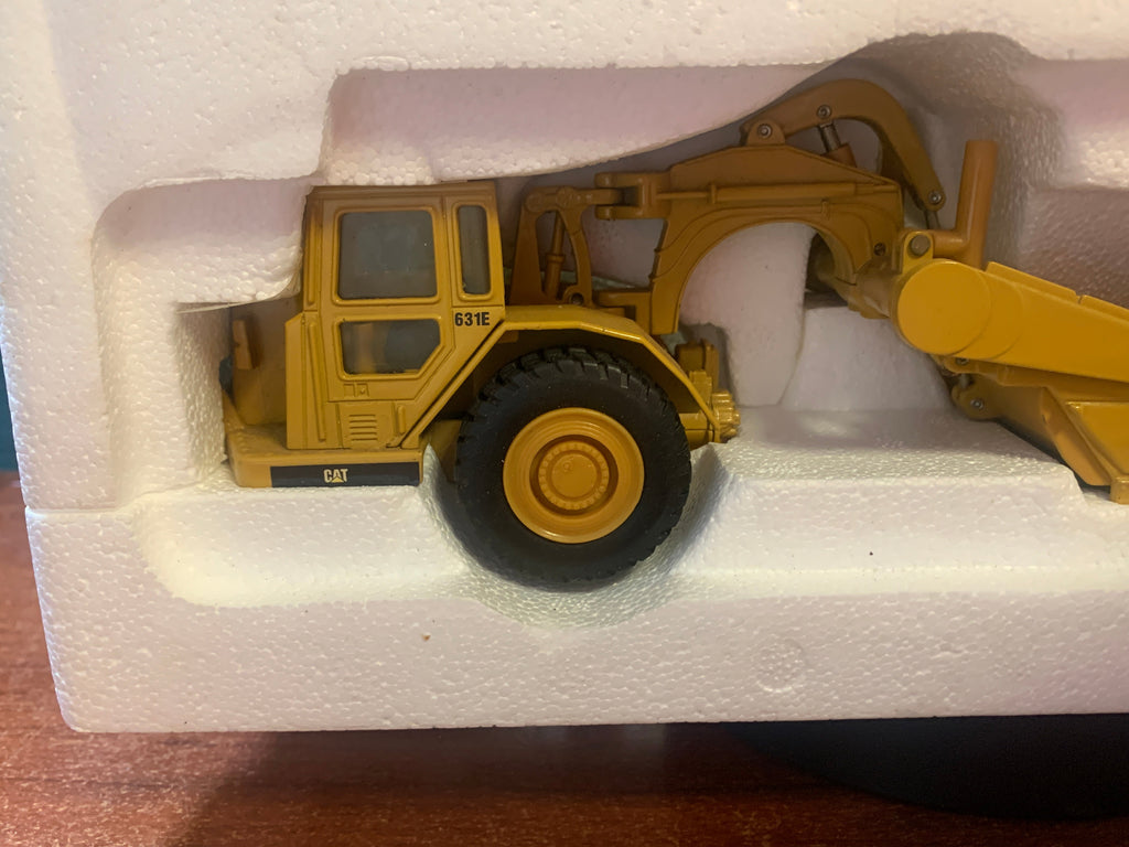 Caterpillar 631E Wheel Tractor Scraper 1/50 Scale ( Vintage ERTL, CAT) product image 2, provided for visual reference and