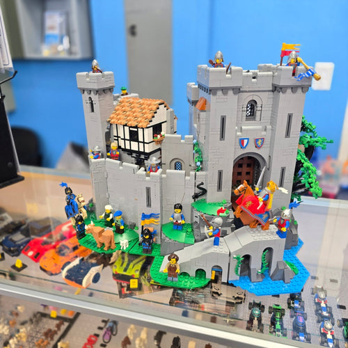 10305 Icons Lion Knight's Castle (Previously Owned) product image 2, provided for visual reference and product detail review