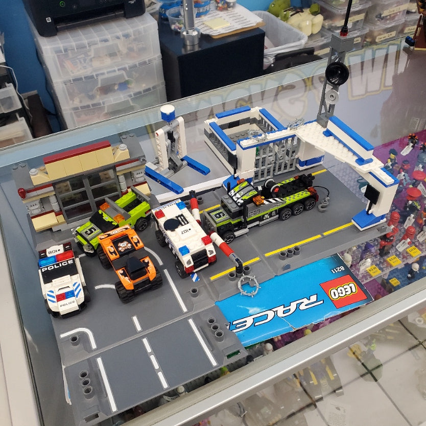 8211 LEGO Racers: Brick Street Getaway (Retired) (Previously Owned) product image 1, provided for visual reference and