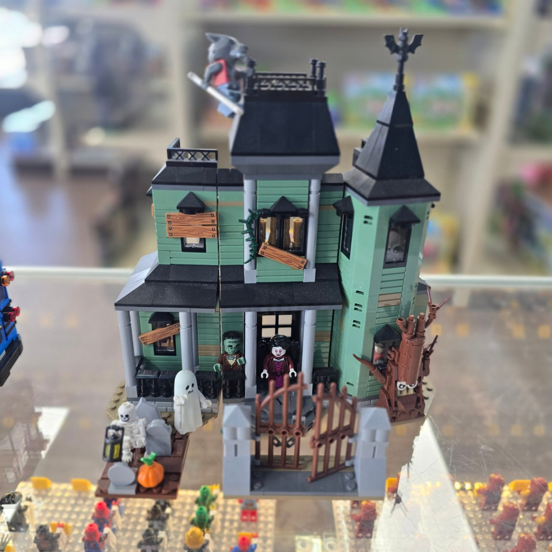 31167 Haunted Mansion (Previously Owned) product image 1, provided for visual reference and product detail review