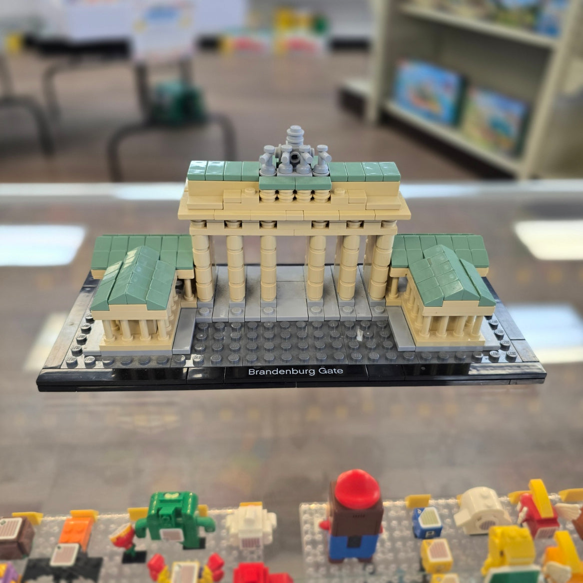 21011 Brandenburg Gate (Retired) (Previously Owned) product image 1, provided for visual reference and product detail review