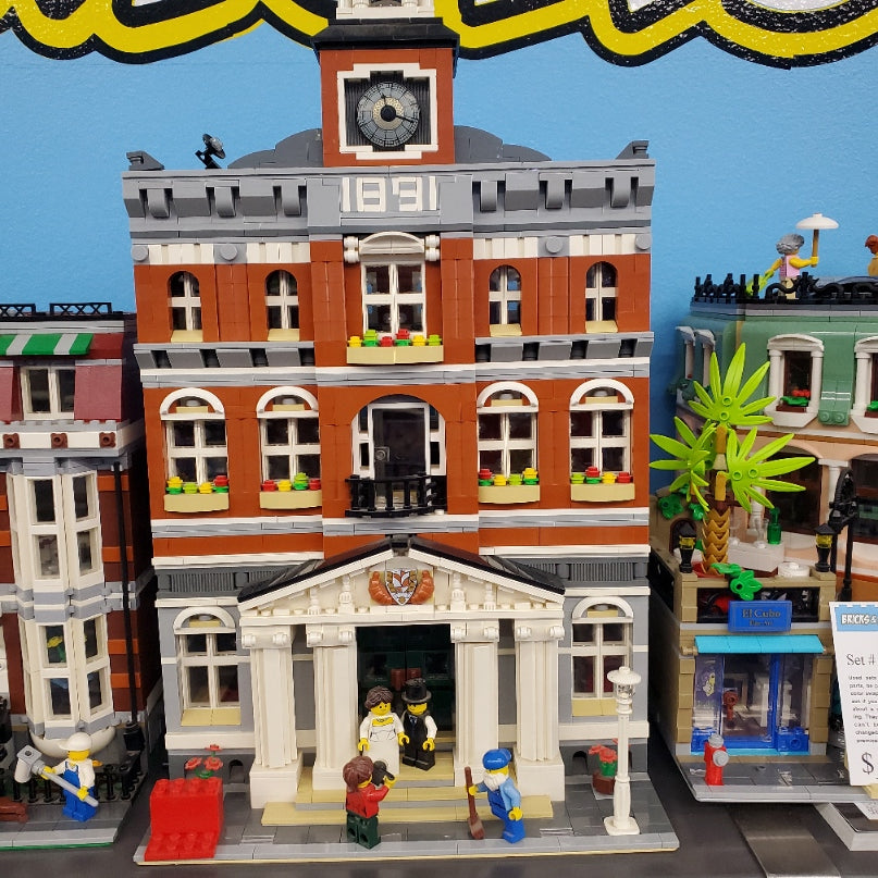 10224 LEGO Creator: Town Hall (Retired) (Previously Owned) product image 1, provided for visual reference and product detail