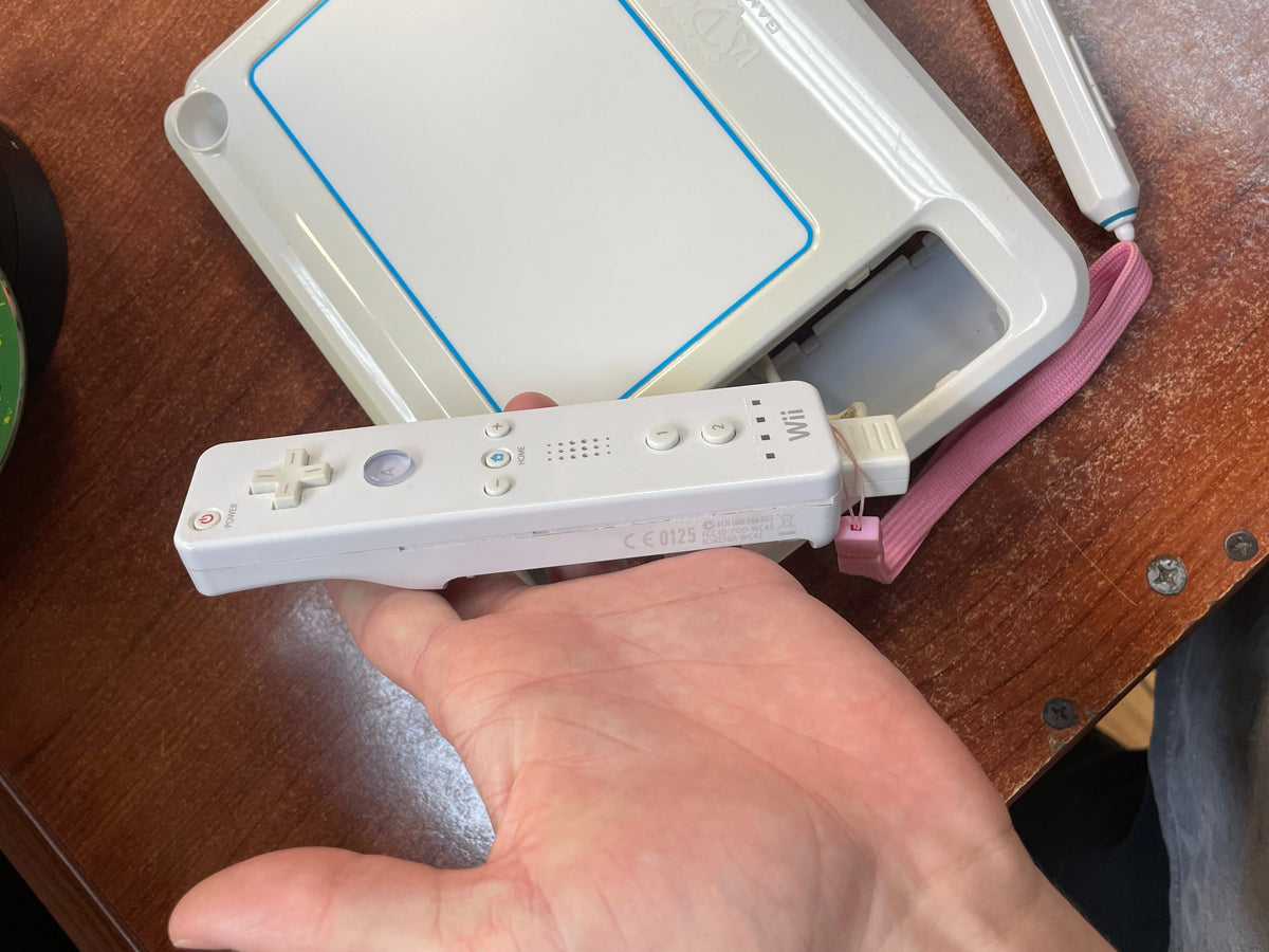 uDraw Game Tablet Studio with Game (Nintendo Wii, Video Games) **TESTED** product image 4, provided for visual reference and