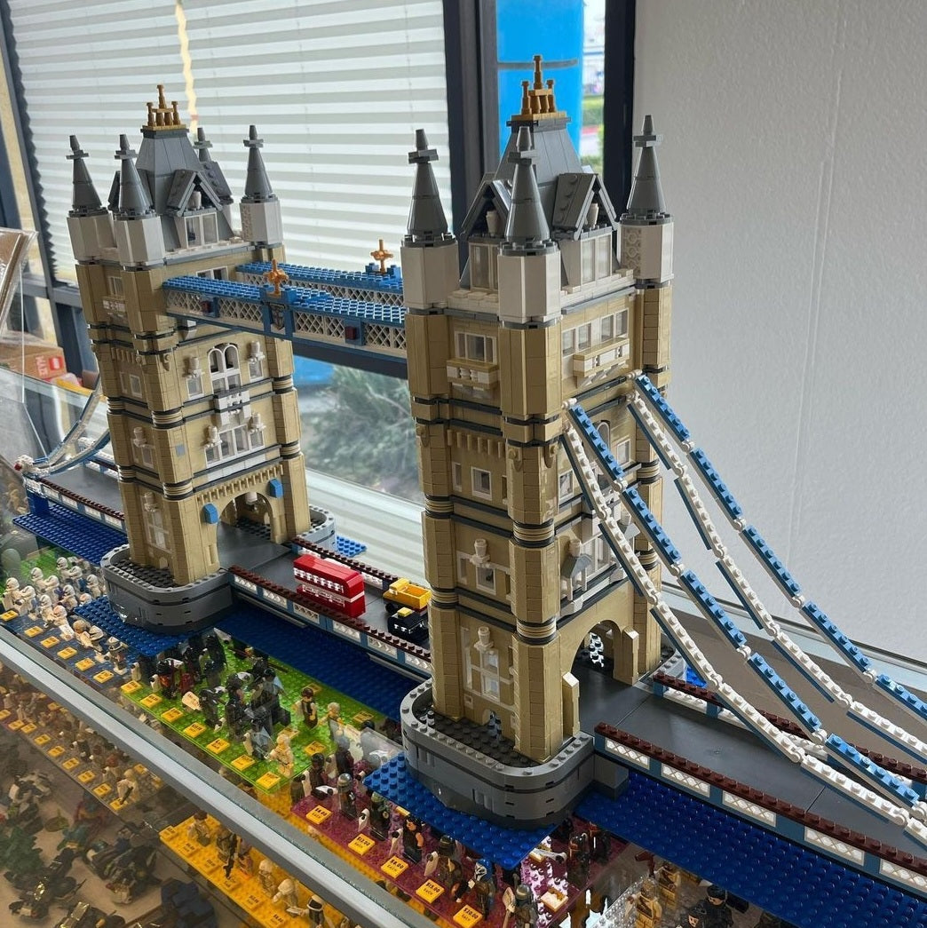 10214 LEGO Tower Bridge (Retired) (Previously Owned) product image 1, provided for visual reference and product detail review