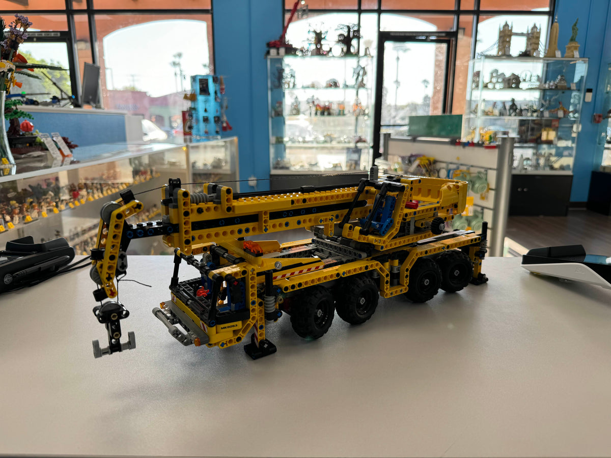 8053 Mobile Crane (Retired) (Previously Owned) product image 1, provided for visual reference and product detail review