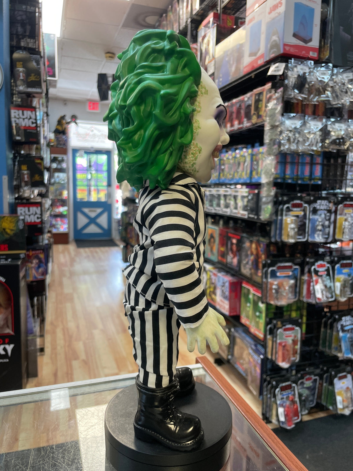 Beetlejuice -No Sound- (Beetle Juice, Mezco Mega Scale) product image 2, provided for visual reference and product detail