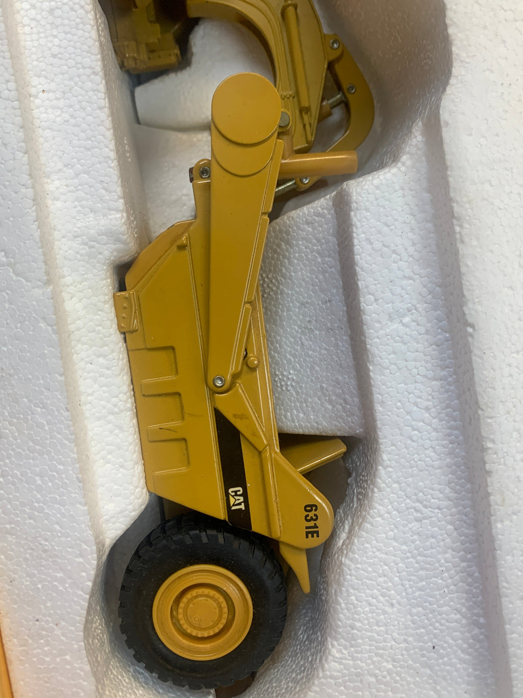 Caterpillar 631E Wheel Tractor Scraper 1/50 Scale ( Vintage ERTL, CAT) product image 8, provided for visual reference and