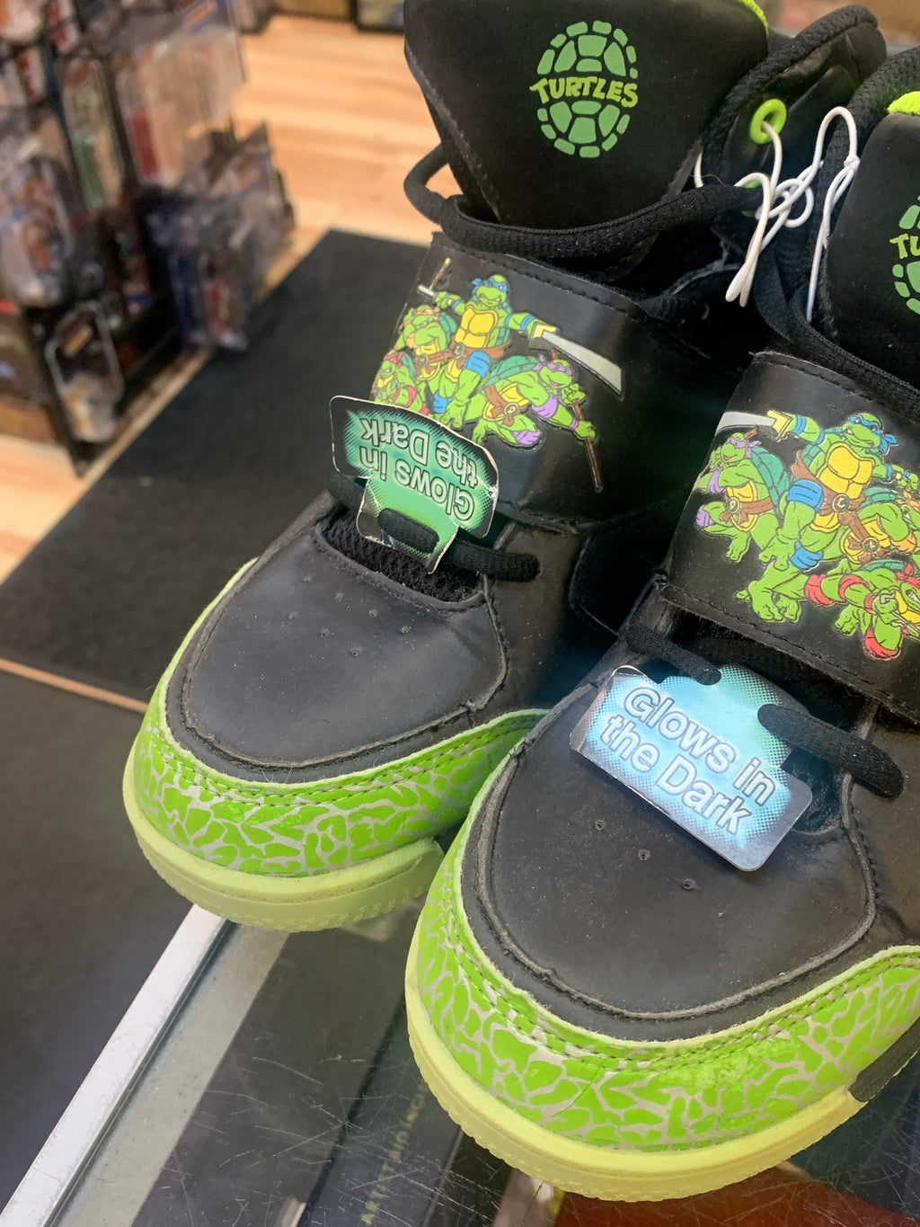 Glow in the Dark Kids Womans Sneakers SZ 6 (Vintage TMNT Ninja Turtles, API ) product image 4, provided for visual reference