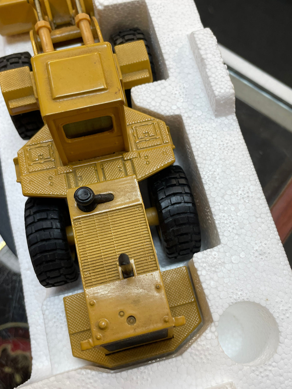 Caterpillar 988B Wheel Loader 1/50 Scale ( Vintage ERTL, CAT) product image 9, provided for visual reference and product