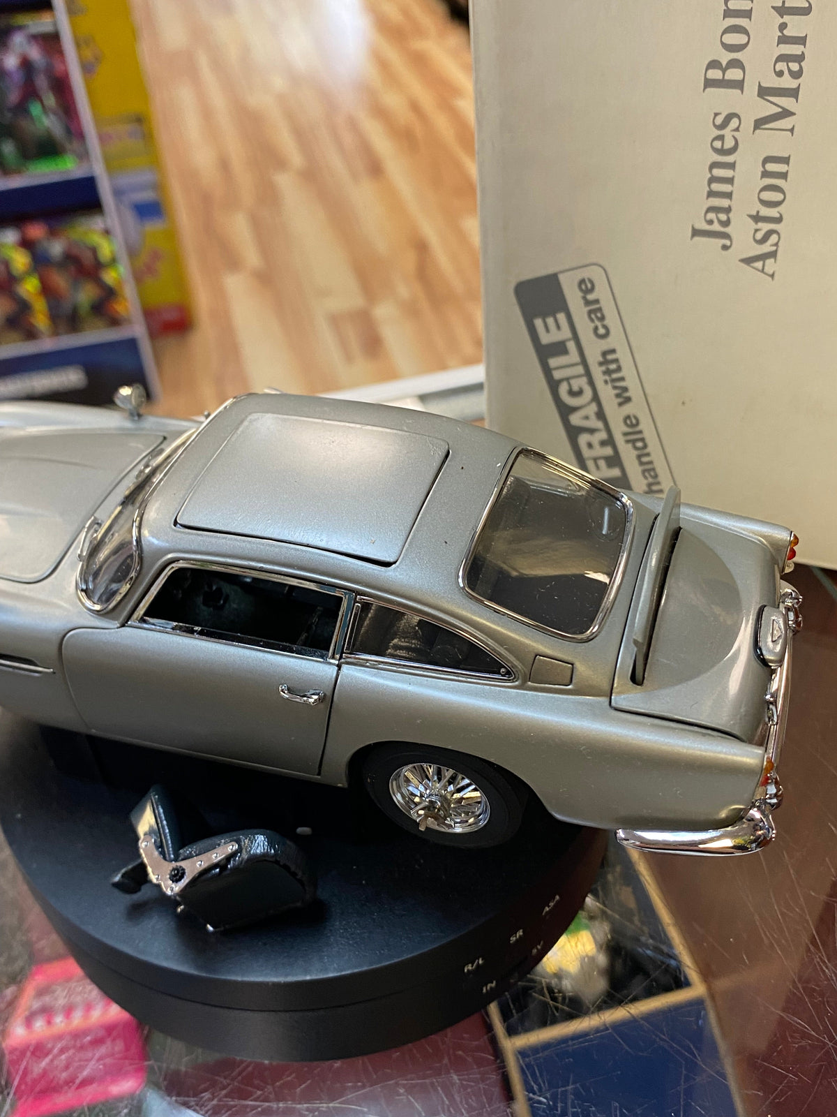 James Bond 007 Aston Martin DB5 1/24 Scale (Danbury Mint, Diecast) product image 16, provided for visual reference and
