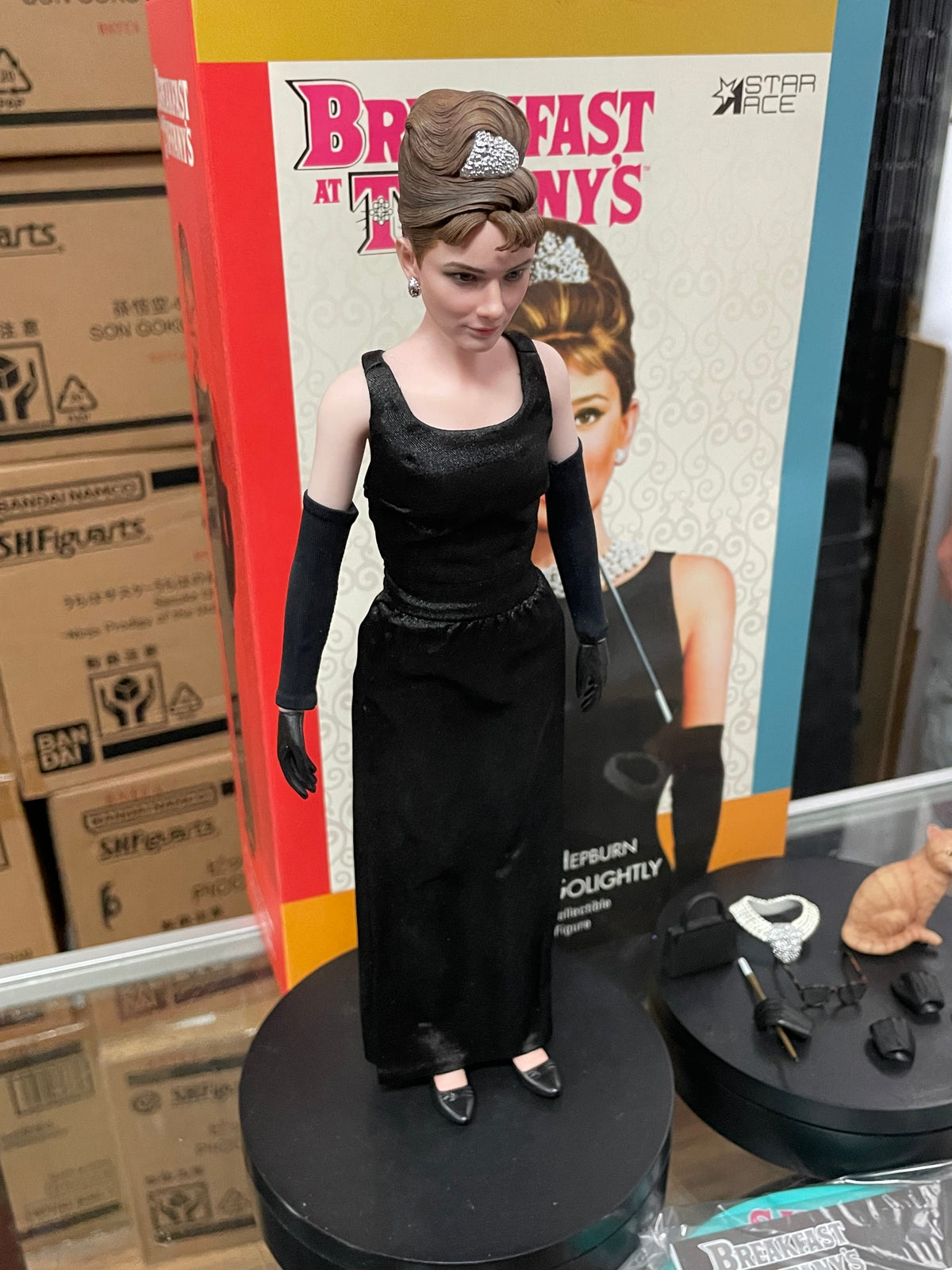Audrey Hepburn as Holly -1/6 Scale- (Breakfast at Tiffany's, Star Ace) **COMPLETE** product image 2, provided for visual
