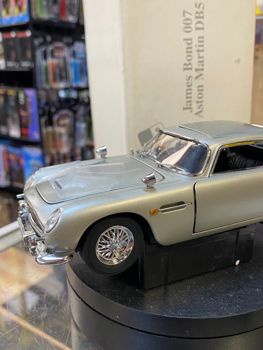 James Bond 007 Aston Martin DB5 1/24 Scale (Danbury Mint, Diecast) product image 15, provided for visual reference and