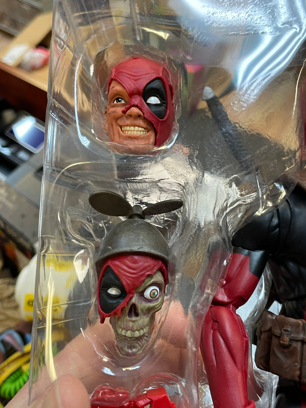 Red Suit Deadpool -Deluxe- (Marvel Legends, Hasbro) **Complete** product image 5, provided for visual reference and product