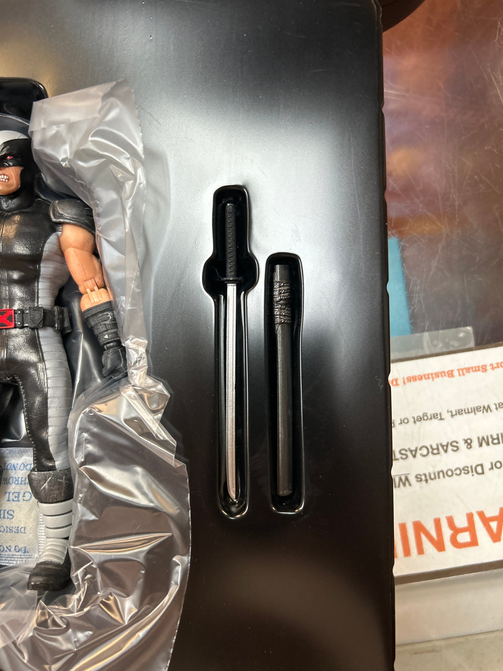 X Force Wolverine 1:12 (Mezco, Marvel) **COMPLETE** product image 4, provided for visual reference and product detail review