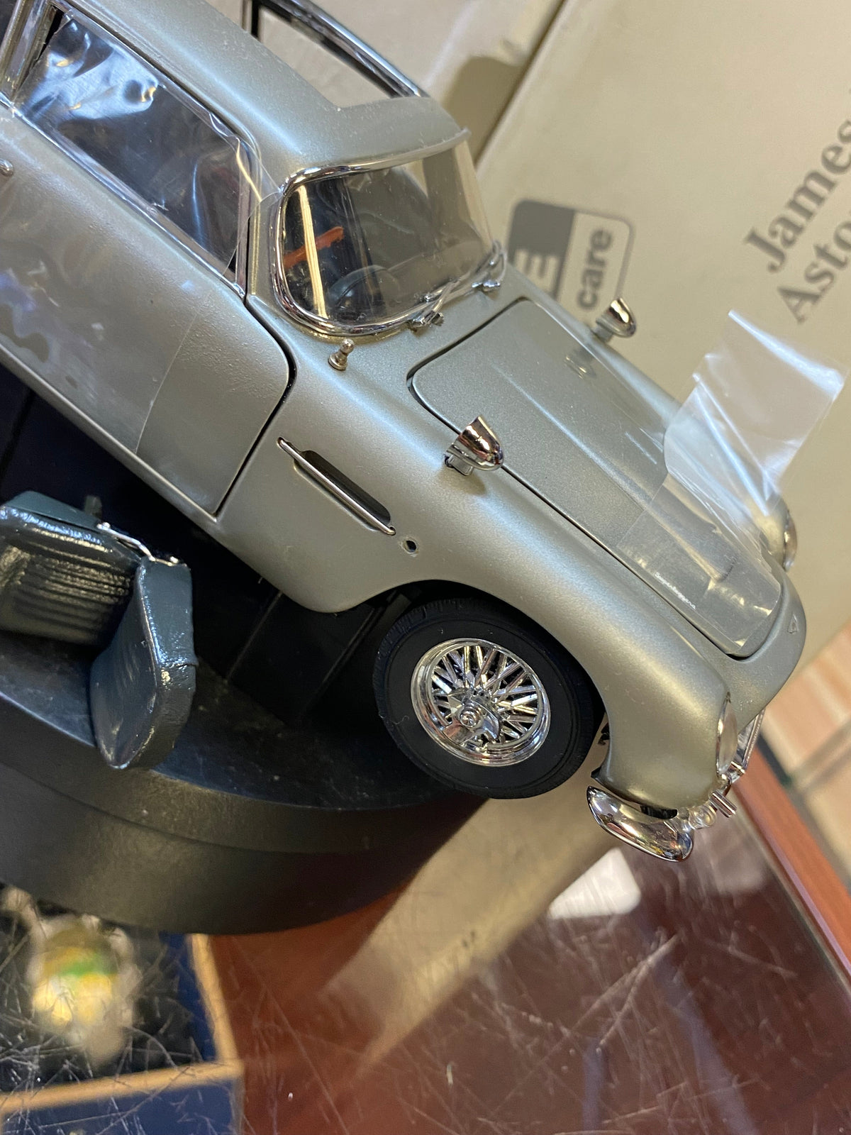 James Bond 007 Aston Martin DB5 1/24 Scale (Danbury Mint, Diecast) product image 13, provided for visual reference and